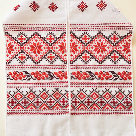 ウクライナ　刺繍　テーブルランナー　２