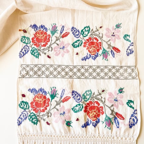 ウクライナ　刺繍　テーブルランナー　バラ