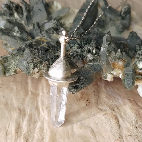 天使Bのロッククリスタル（水晶）の剣シルバーペンダントネックレス