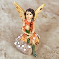 オレンジドレスのおすわりニンフ・妖精の置物