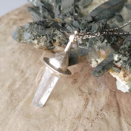 天使Bのロッククリスタル（水晶）の剣シルバーペンダントネックレス