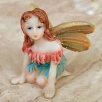 アッシジ　おすわりニンフ・妖精の置物(salmonbluewings-a)