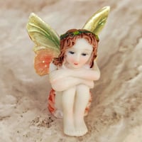 おすわりニンフ・妖精の置物(greenorange-a)