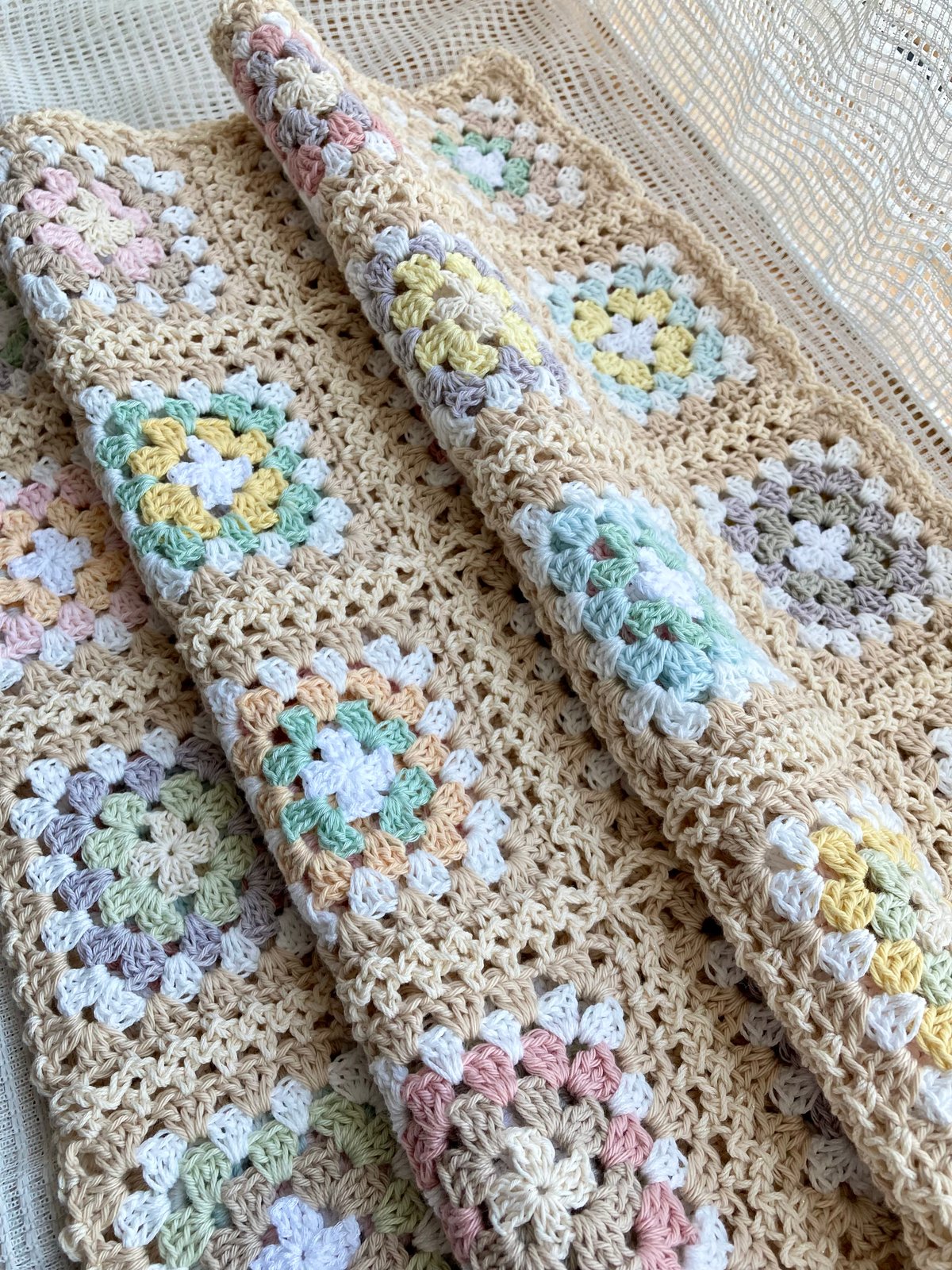 紫とラベンダーの畝(うね)編み モチーフ ソファカバー ハンドメイド 紫とラベンダーの畝(うね)編み モチーフ ソファカバー ハンドメイド