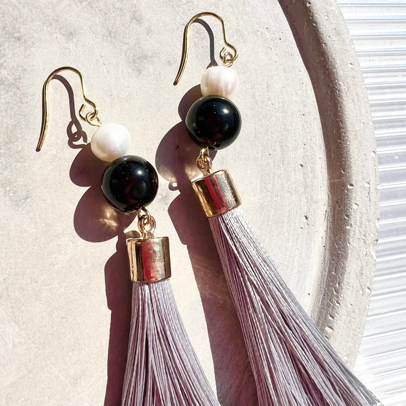 パールとモノトーングレータッセルピアス・イヤリング | peth handmade