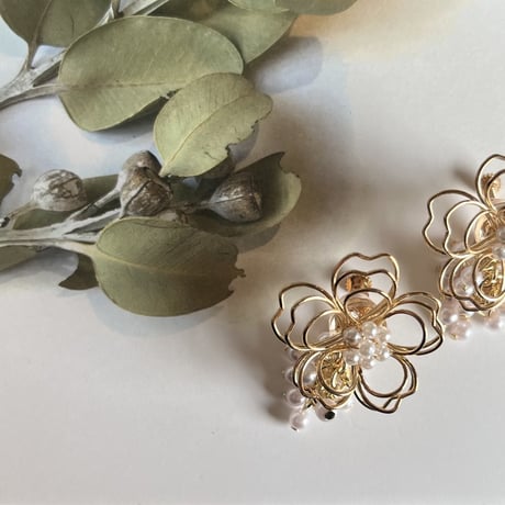 お花とパールのイヤリング・ピアス