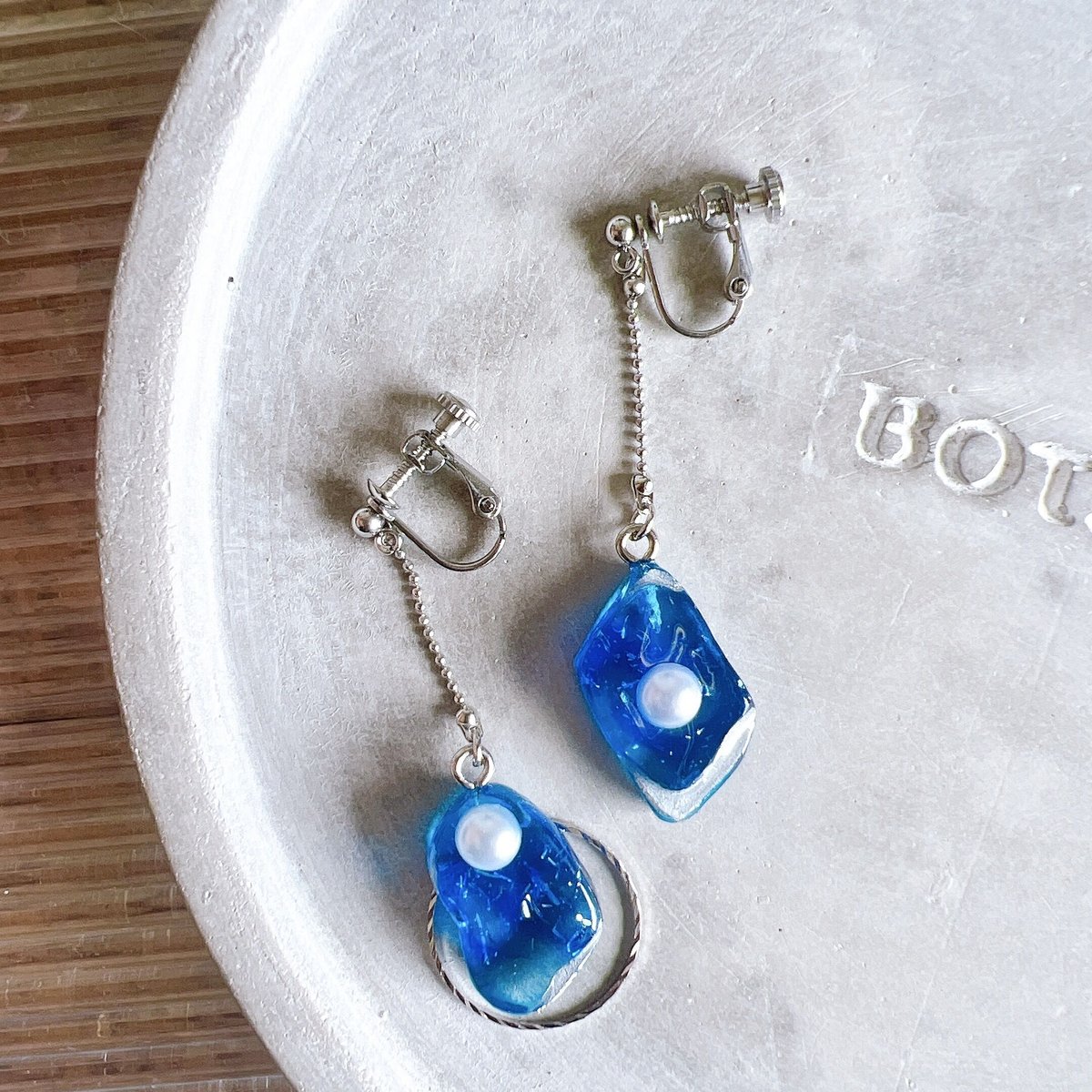 ブルーのレジンロングピアス・イヤリング | peth handmade accessory s