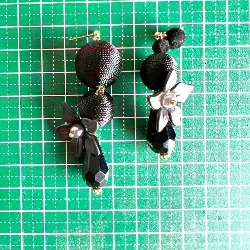 アシメブラックボールロングピアス・イヤリング | peth handmade