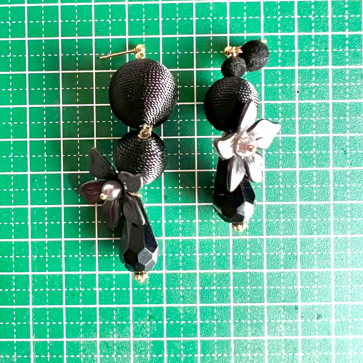 アシメブラックボールロングピアス・イヤリング | peth handmade