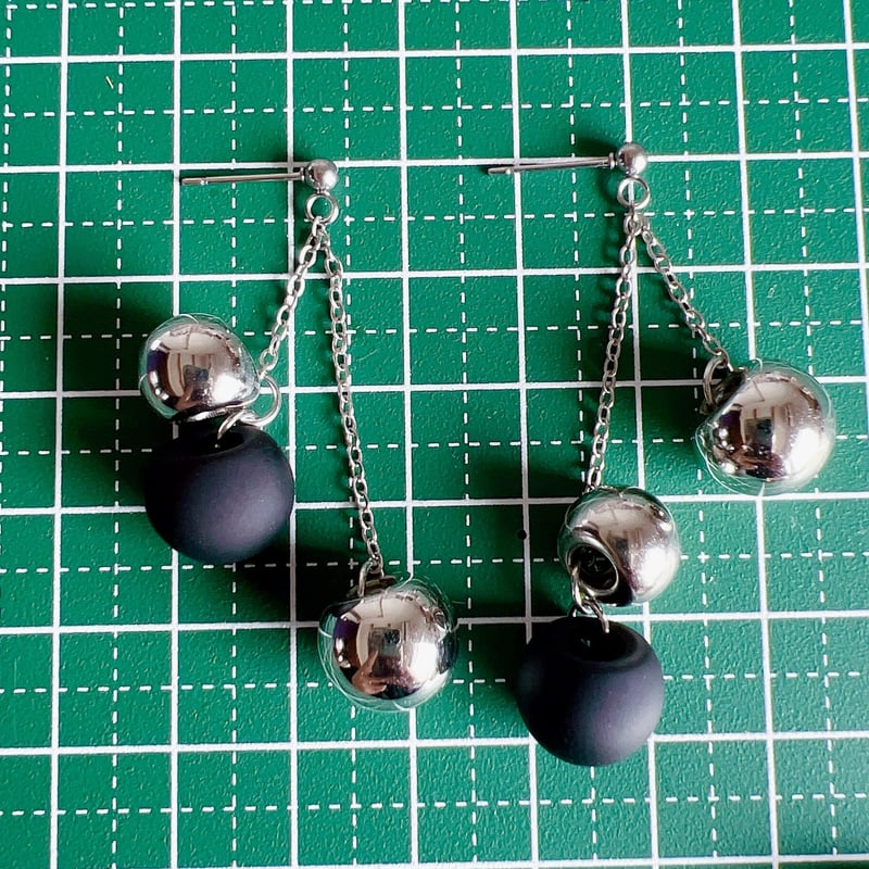 シルバーブラックのピアス・イヤリング | peth handmade accessory store