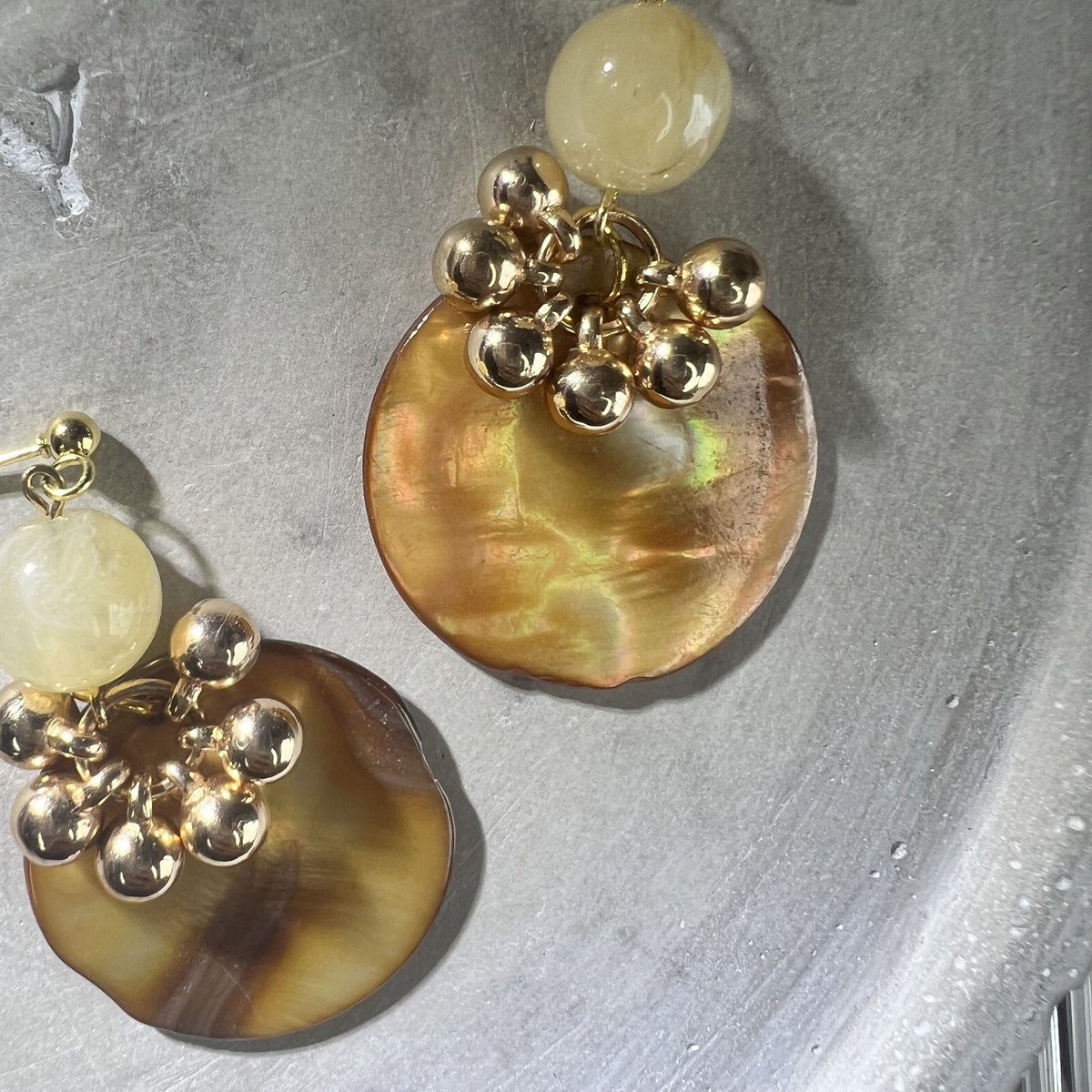 艶々˚✧₊ブラウンシェルの3連ピアス♡ ハンドメイド fit=scale-down,w=1200