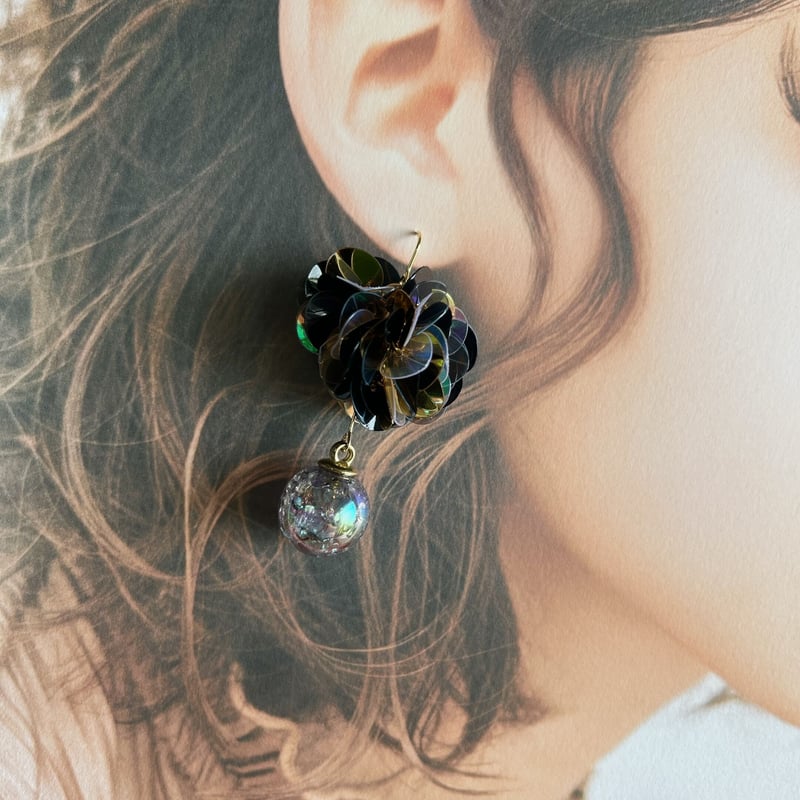ブラックゴールドのスパンコールピアス・イヤリング | peth handmade 
