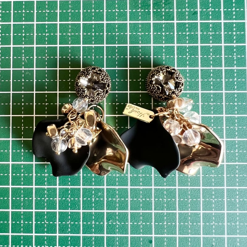 179 ブラック✖︎ゴールド花びらの華やかアクセ　ピアスorイヤリング ブラックゴールドの花びらピアス・イヤリング | peth handmade