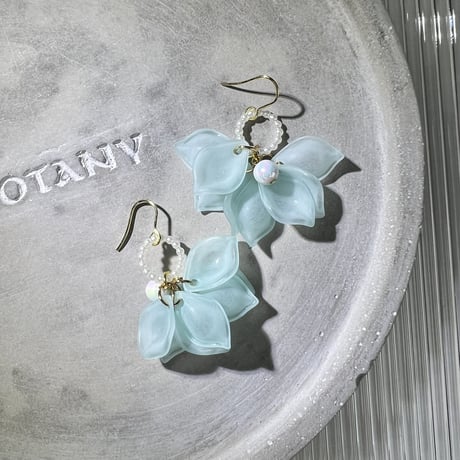 ブルーの花びらピアス・イヤリング