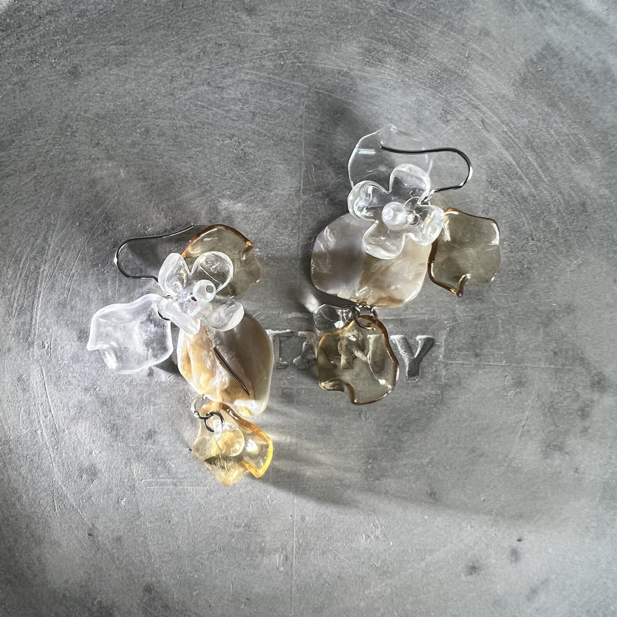 艶々˚✧₊ブラウンシェルの3連ピアス♡ ハンドメイド ブラウンシェルピアス・イヤリング | peth handmade accessory store