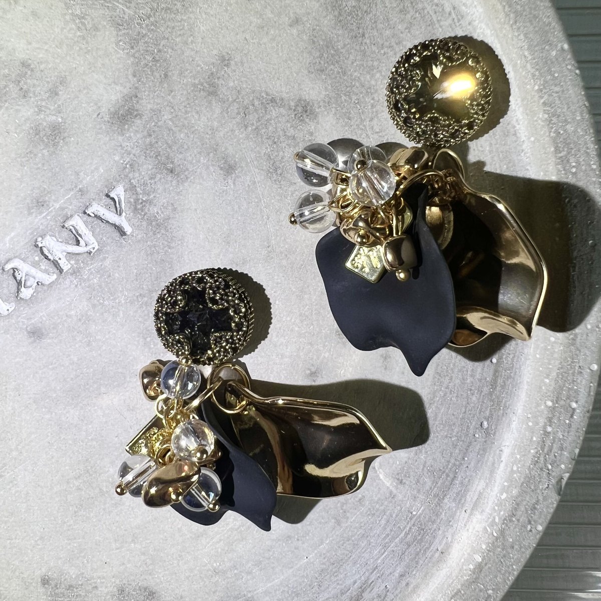 ブラックゴールドの花びらピアス・イヤリング | peth handmade