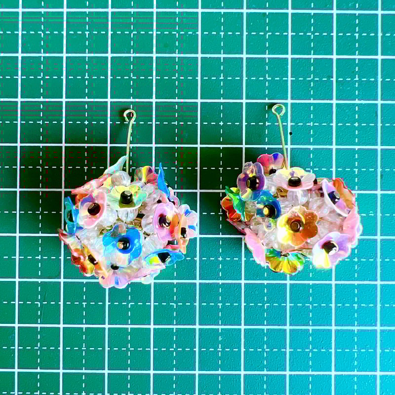 スパンコールのカラフルブーケピアス・イヤリング | peth handmade