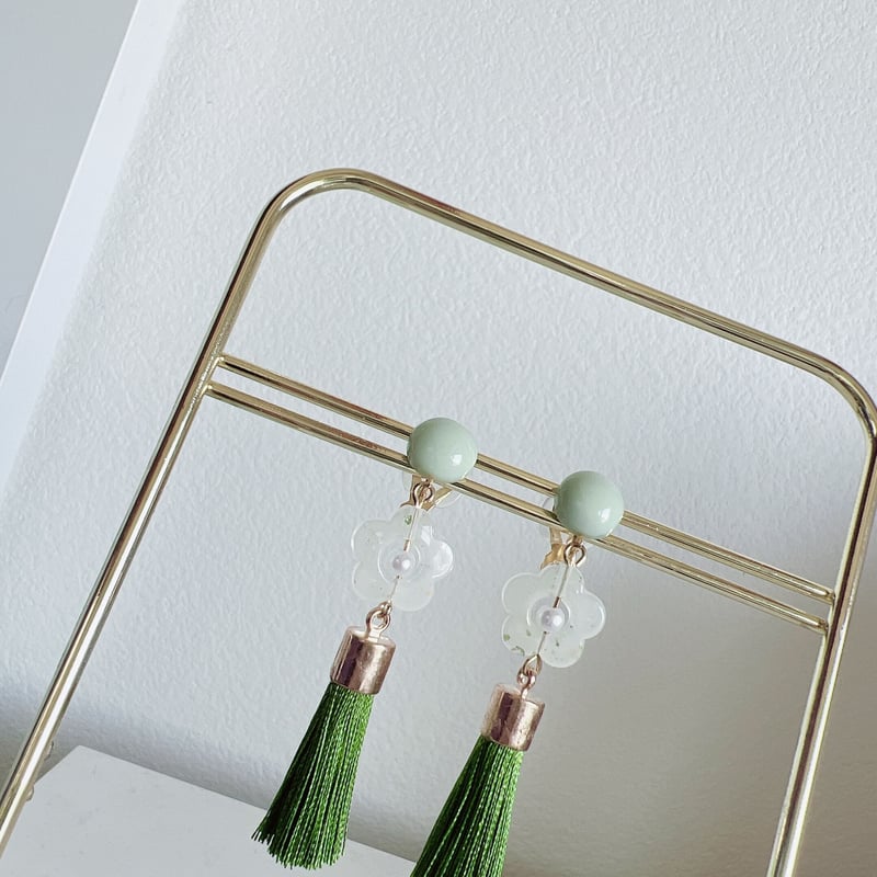 グリーンフラワータッセルピアス・イヤリング | peth handmade