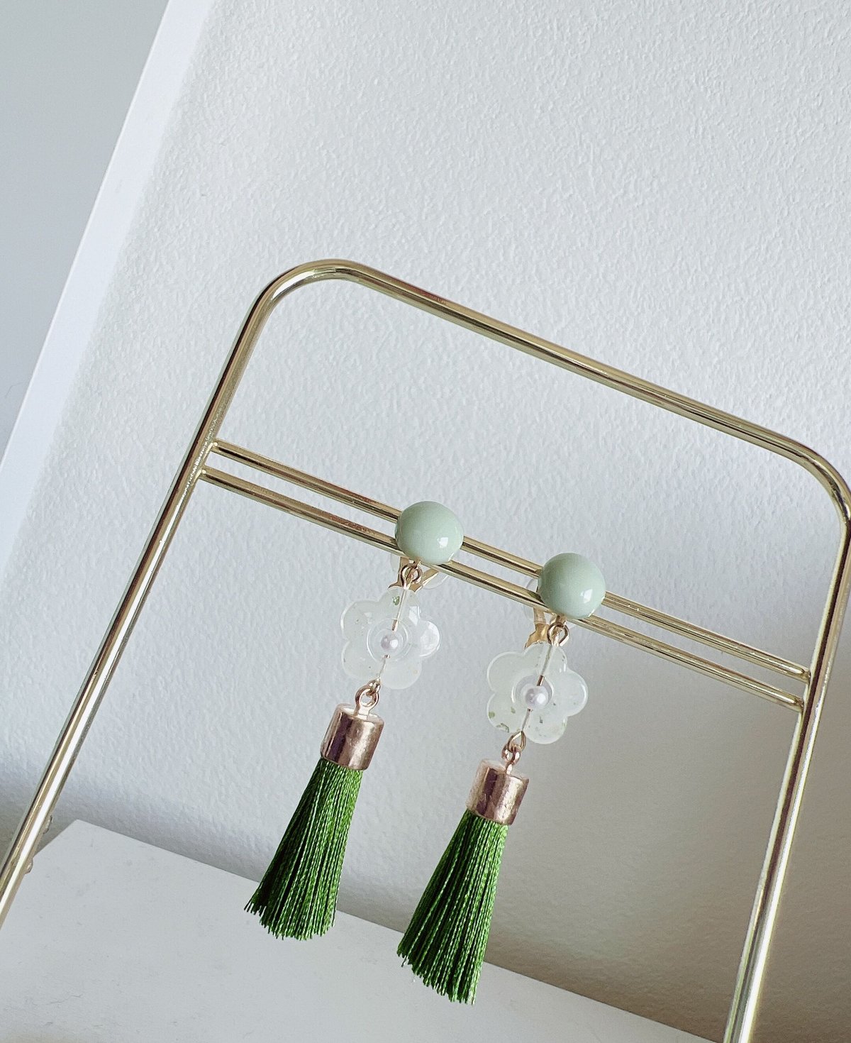 【取引中】2way*ひらひらグリーンのタッセルのピアス/イヤリング グリーン】タッセルピアス・イヤリング | handptmade