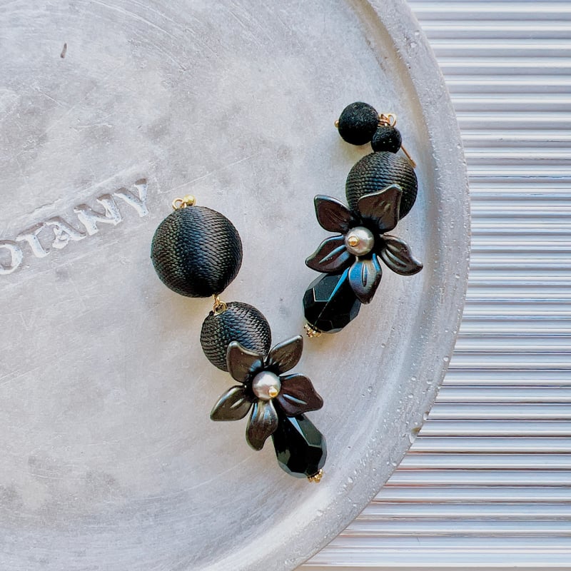 アシメブラックボールロングピアス・イヤリング | peth handmade