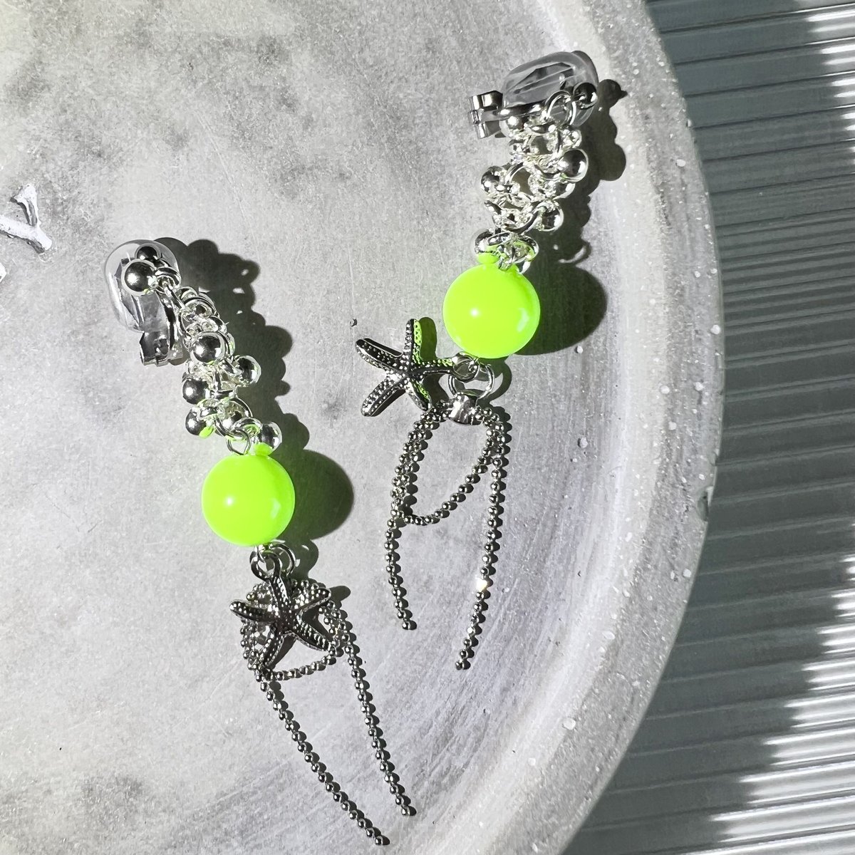 HM　ピアス　シルバー　勾玉　ネオンライトグリーン　マーブル シルバーネオンのsummerピアス・イヤリング | peth handmade accesso