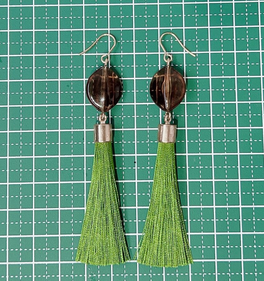 172*ハンドメイド*グリーンカボション レースタッセル べっ甲 ピアス 172*ハンドメイド*グリーンカボション レースタッセル べっ甲 ピアス