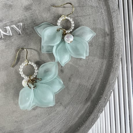 ブルーの花びらピアス・イヤリング