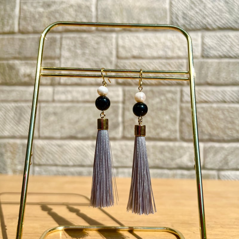 パールとモノトーングレータッセルピアス・イヤリング | peth