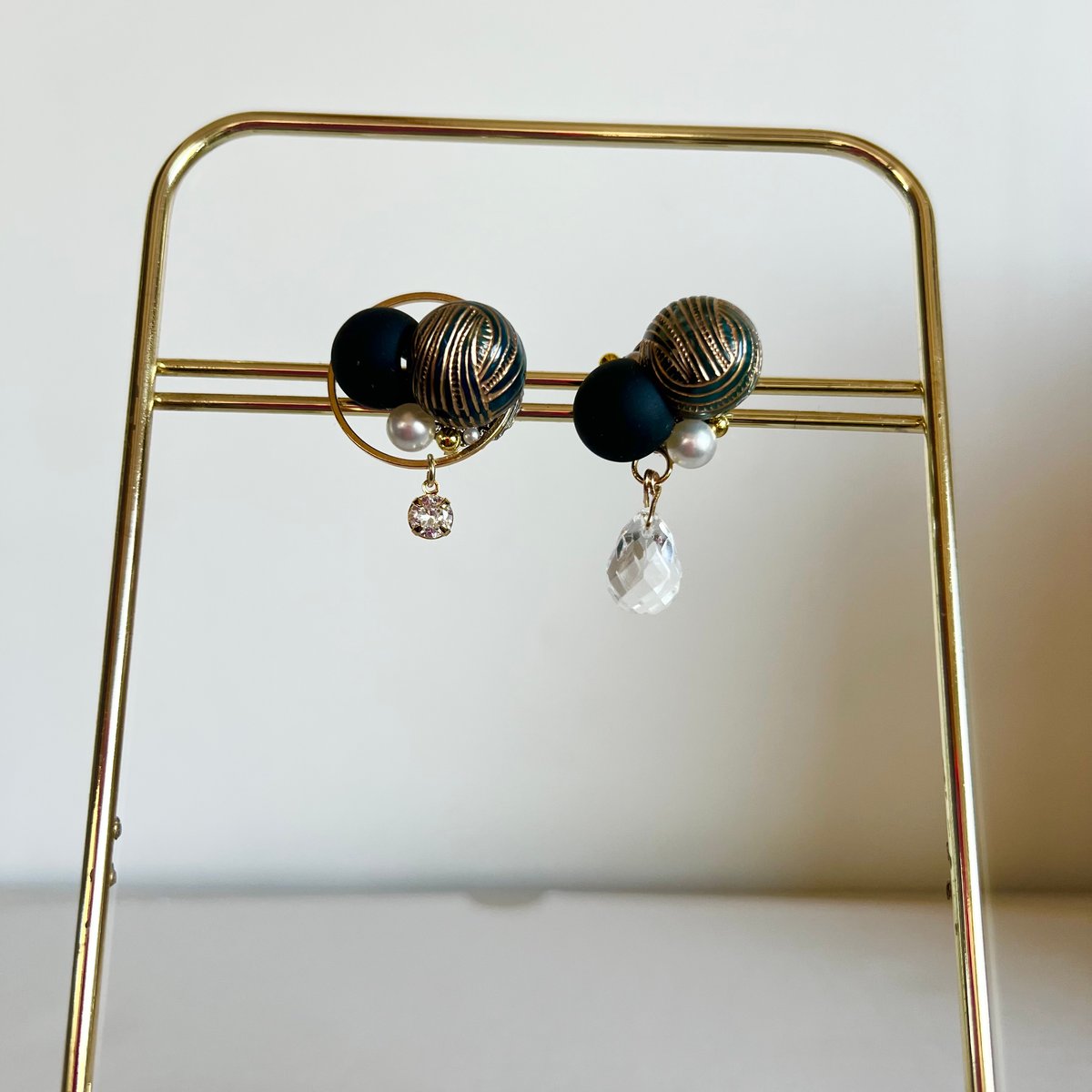 アシンメトリーブラックピアス・イヤリング | peth handmade accessory 