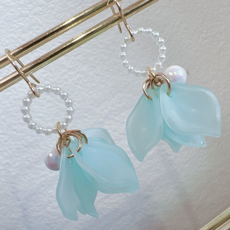 ブルーの花びらピアス・イヤリング