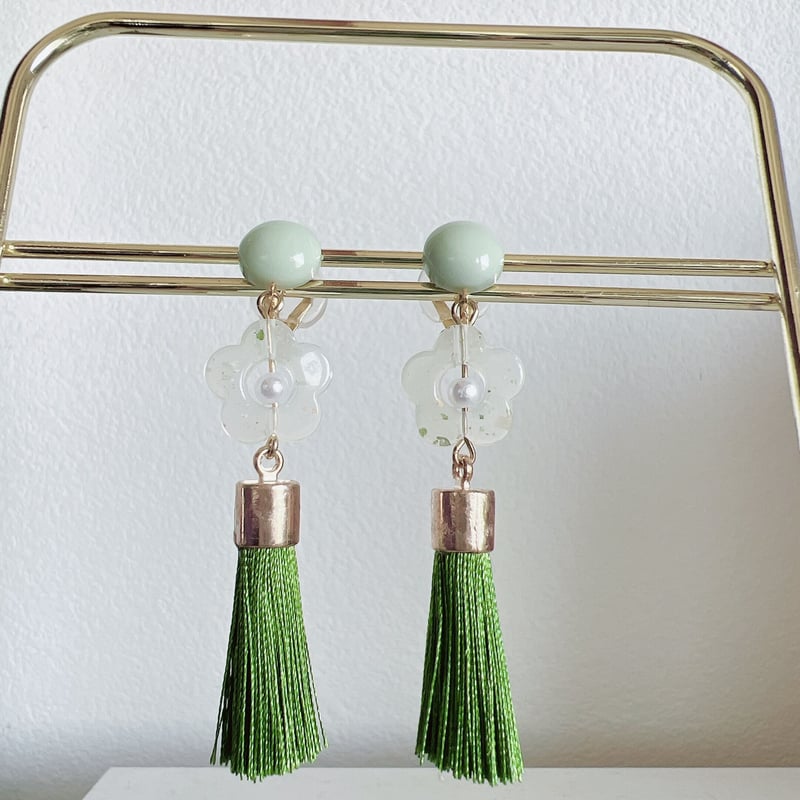 グリーンフラワータッセルピアス・イヤリング | peth handmade