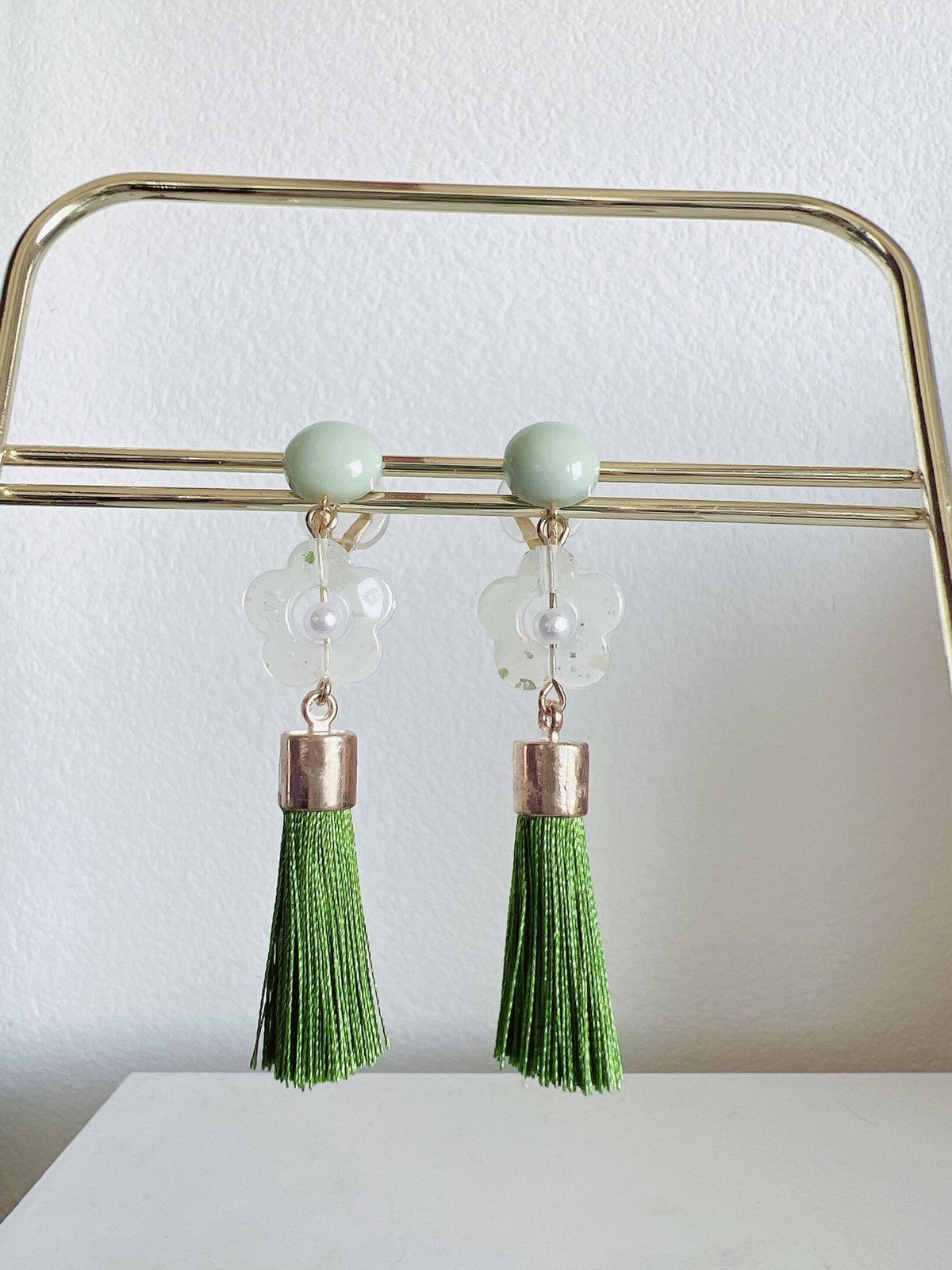 【取引中】2way*ひらひらグリーンのタッセルのピアス/イヤリング green ビジューとタッセルイヤリング、ピアス - ショップ