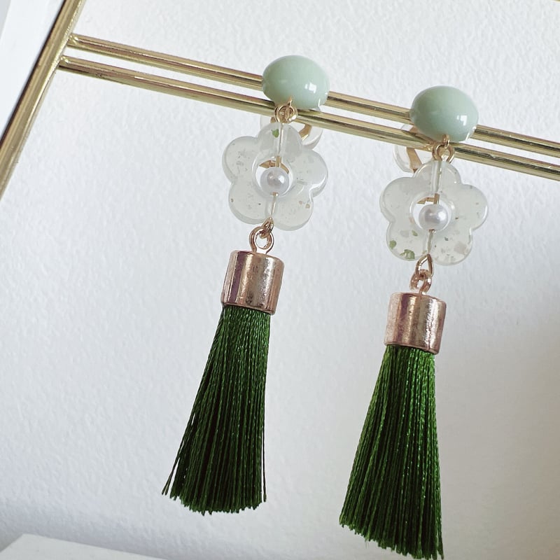 グリーンフラワータッセルピアス・イヤリング | peth handmade