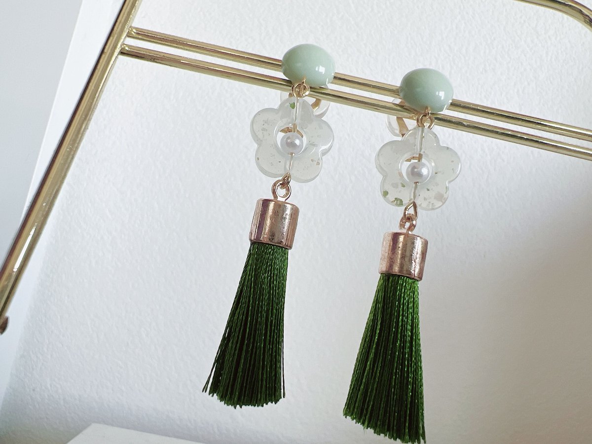 グリーンフラワータッセルピアス・イヤリング | peth handmade