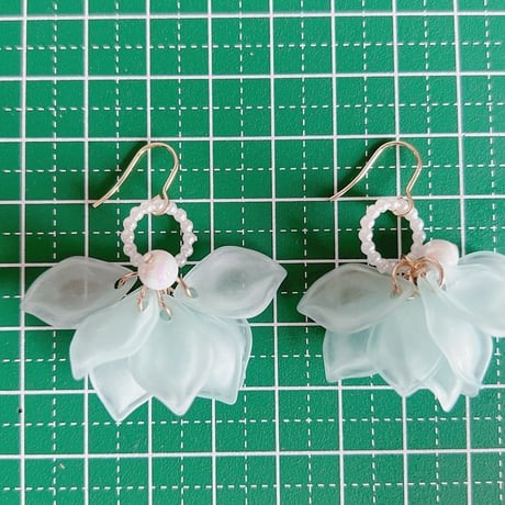 ブルーの花びらピアス・イヤリング