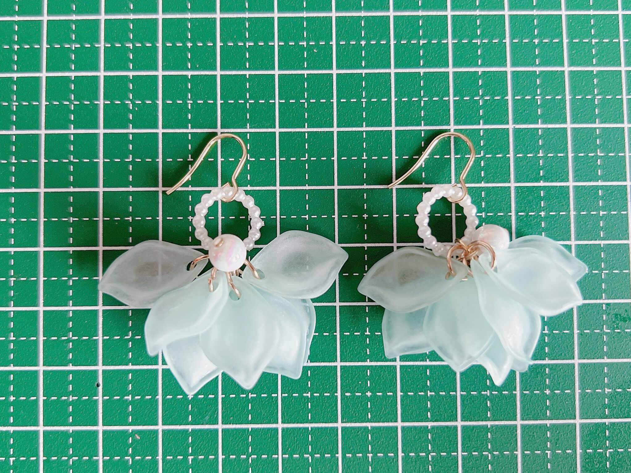 ブルーの花びらピアス・イヤリング | peth handmade accessory store