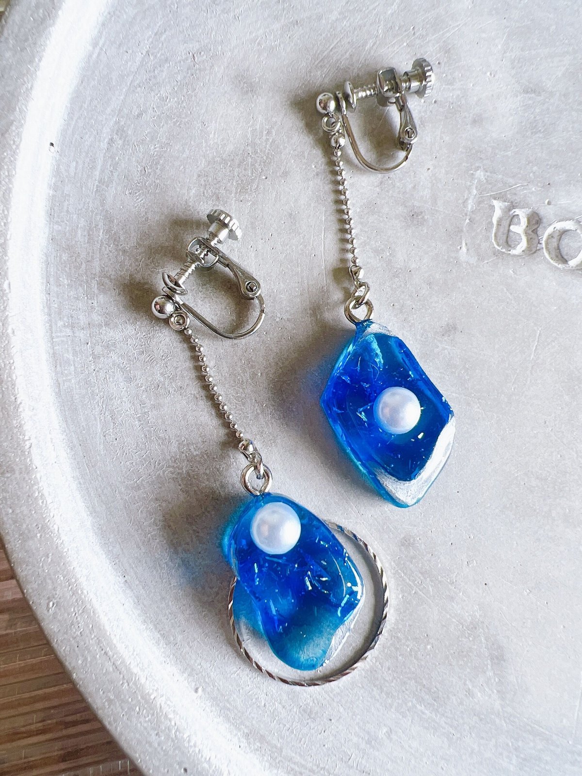 ブルーのレジンロングピアス・イヤリング | peth handmade accessory s