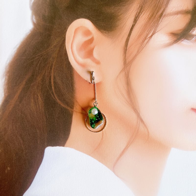 グリーンのレジンロングピアス・イヤリング | peth handmade accessory