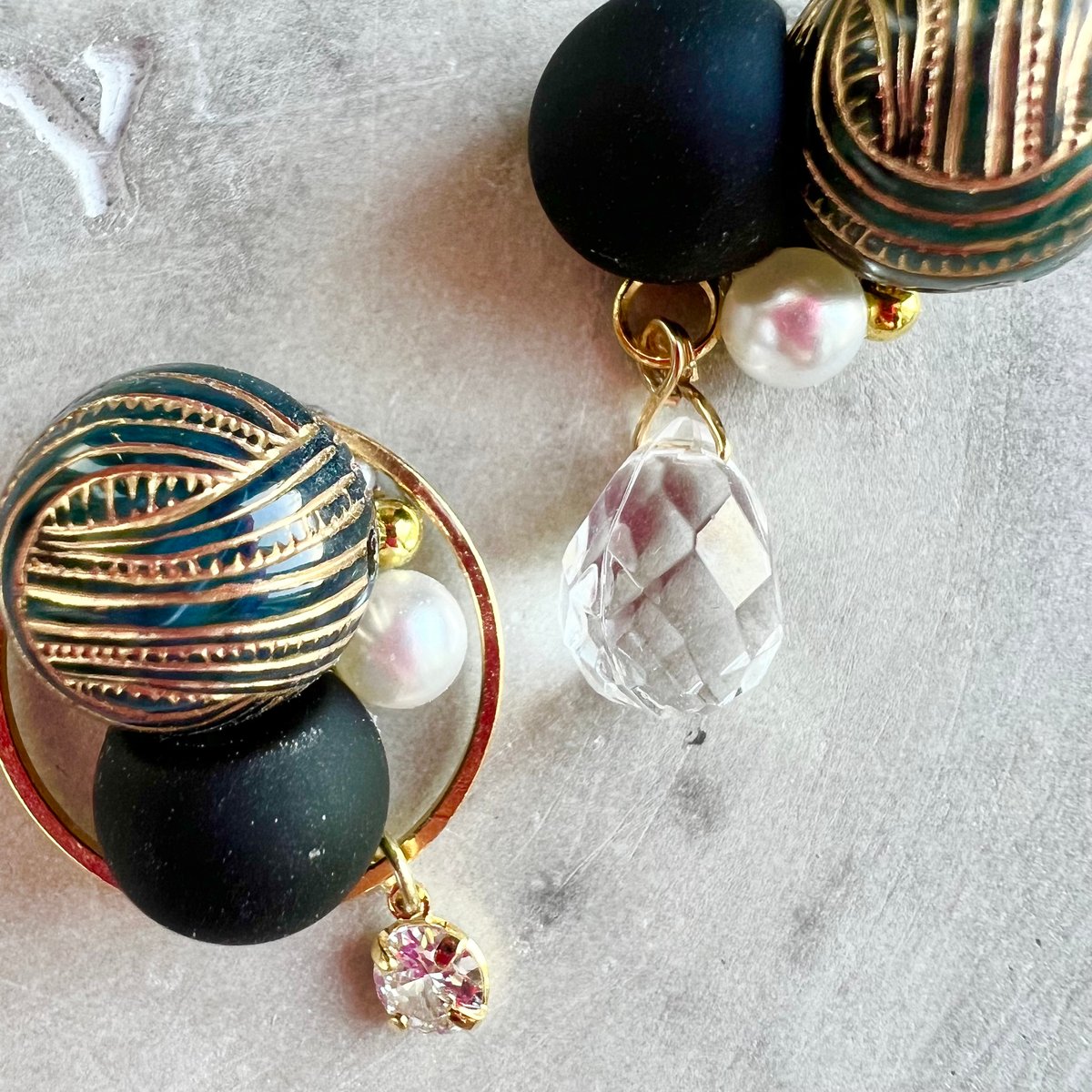 アシンメトリーブラックピアス・イヤリング | peth handmade accessory 
