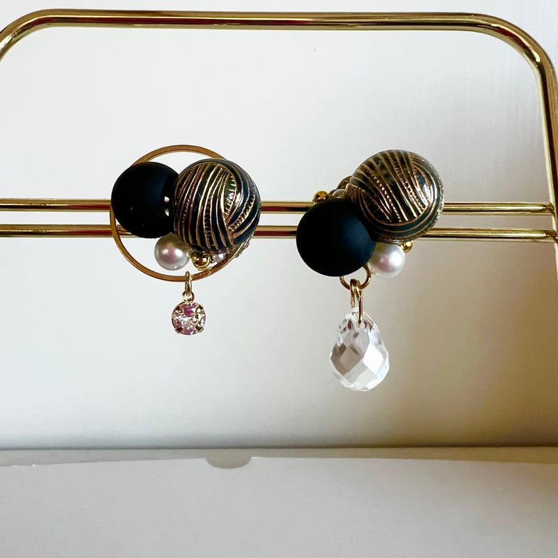 アシンメトリーブラックピアス・イヤリング | peth handmade