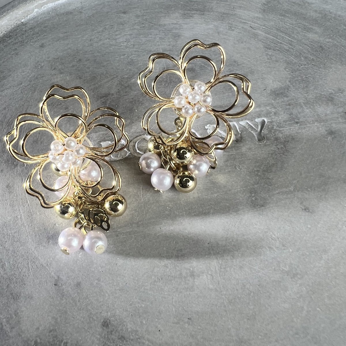 お花とゴールドパールのピアス・イヤリング | peth handmade accessory