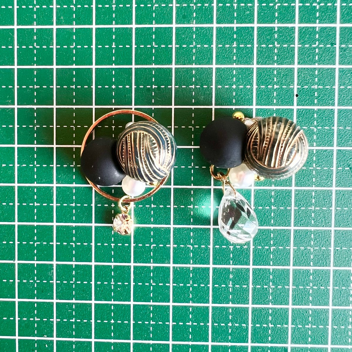 レジン ピアス ブラック 黒 1粒タイプ ドライフラワー 不規則 アシンメトリー SALE❣》ピアス ブラックハート レジン レジンピアス レジン