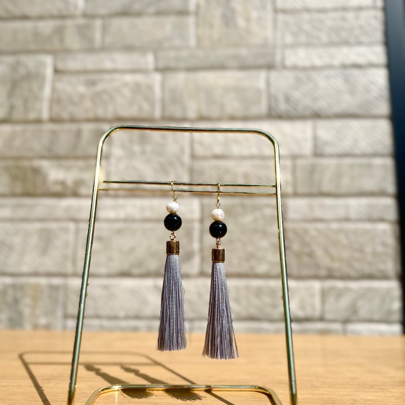 パールとモノトーングレータッセルピアス・イヤリング | peth handmade 