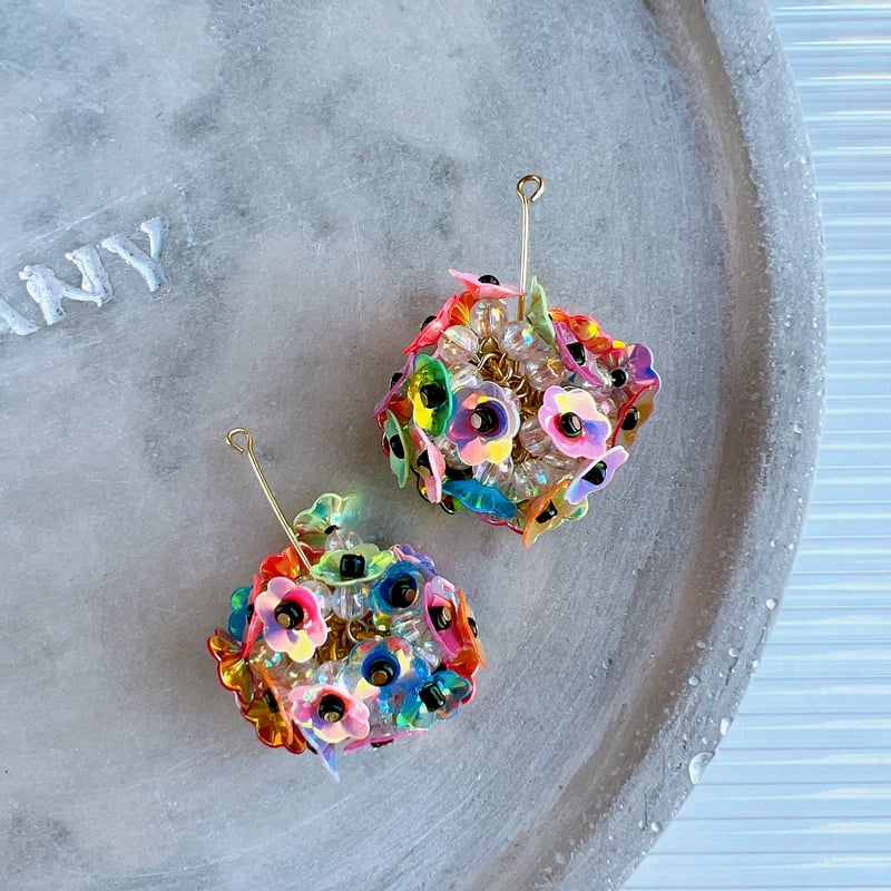 天然石の花束ピアス(フレッシュカラー) スパンコールのカラフルブーケピアス・イヤリング | peth handmade