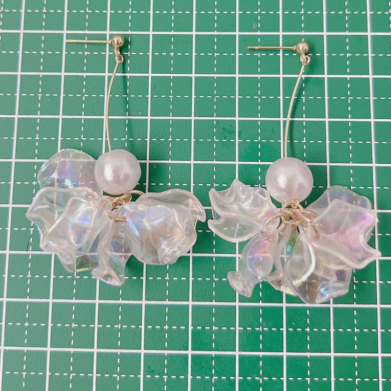 ☆❤️ パンダ　花　パール　オーロラ　ピアス　イヤリング　ハンドメイド 花びらのオーロラピアス・イヤリング | peth handmade accessory store