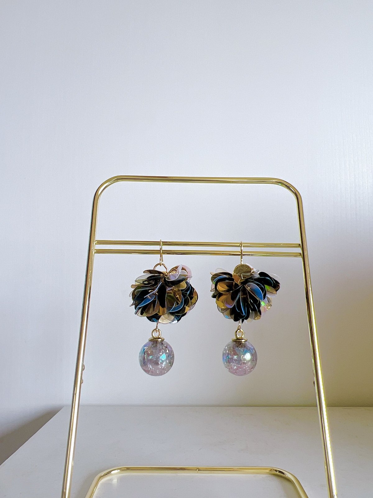 ブラックゴールドのスパンコールピアス・イヤリング | peth handmade 