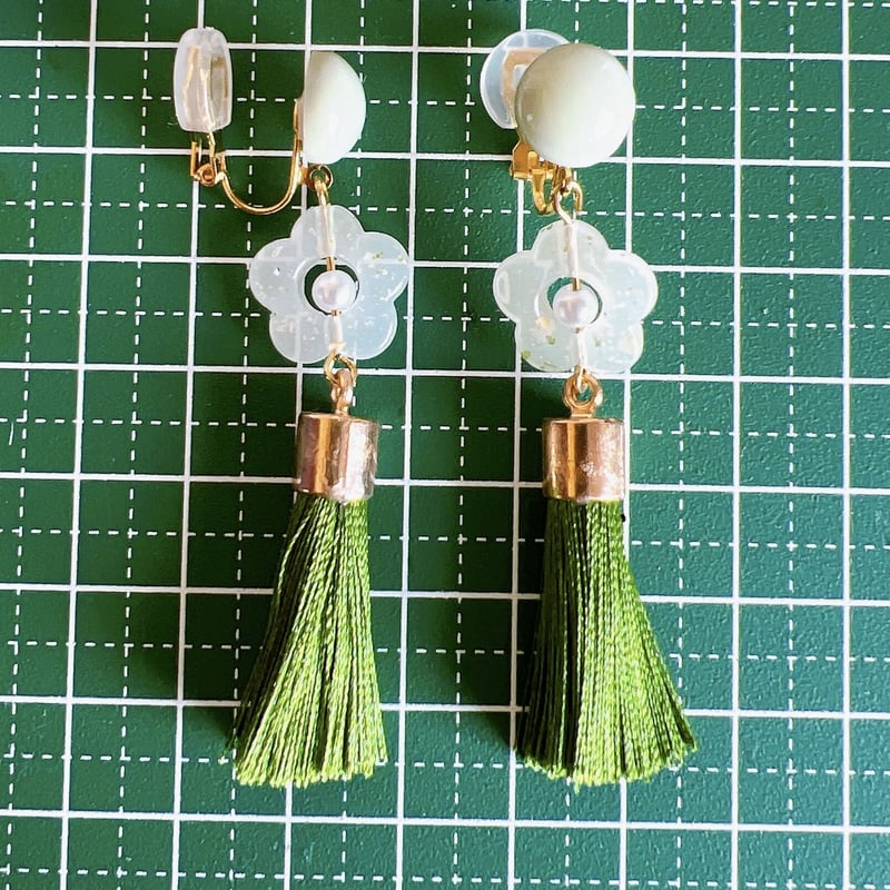 グリーンフラワータッセルピアス・イヤリング | peth handmade