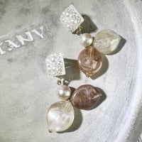 ベージュマーブルのパールピアス・イヤリング