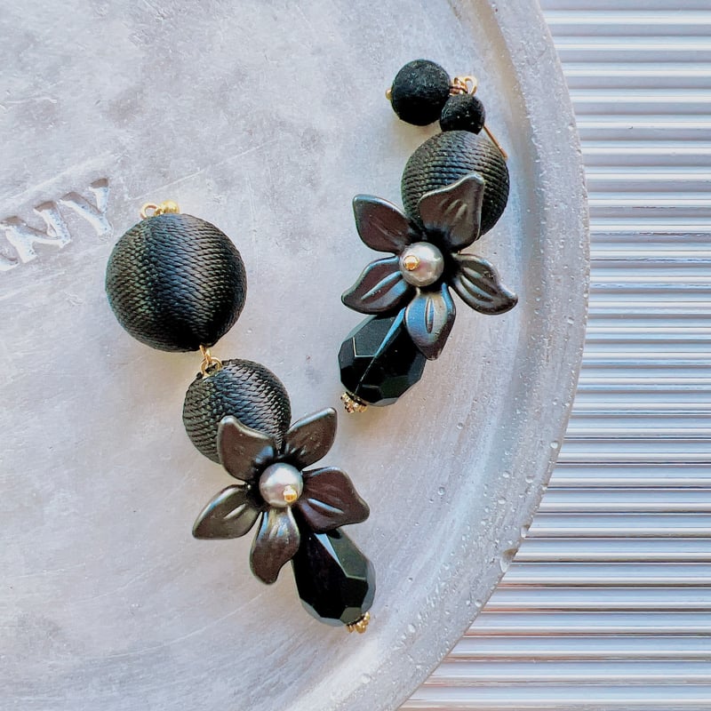 アシメブラックボールロングピアス・イヤリング | peth handmade