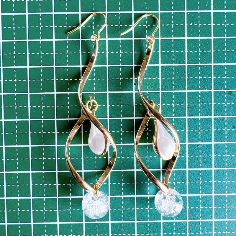 しずくパールのくるりんピアス・イヤリング | peth handmade accessory 